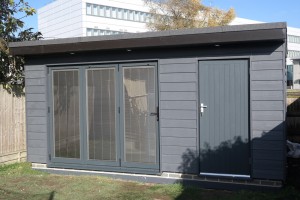 Garden rooms or garden offices with integrated blinds